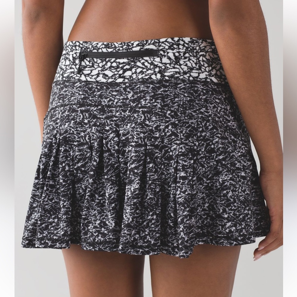 Lululemon Circuit Breaker Skirt (Regular) (13")
Iced Wave White Black
